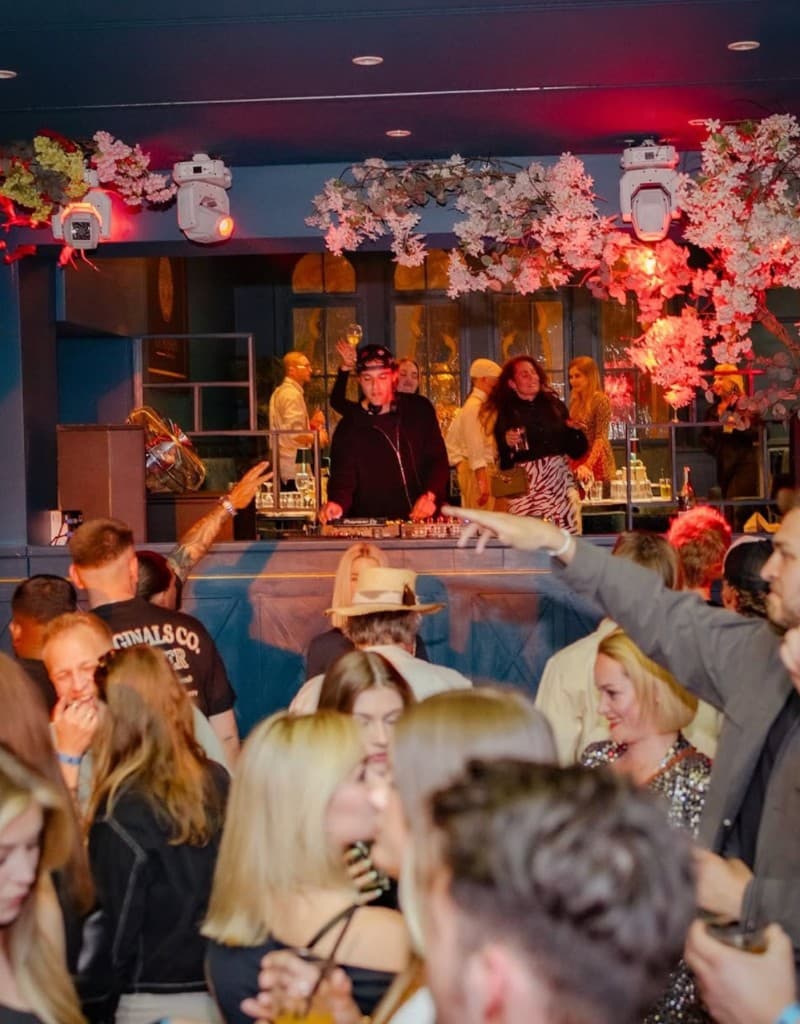 DJ-Booth und Lichtstimmung im Club